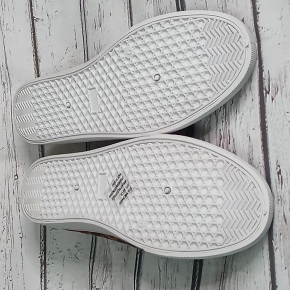 NEW leopard sneakers size 9 good for wide width - Picture 2 of 7